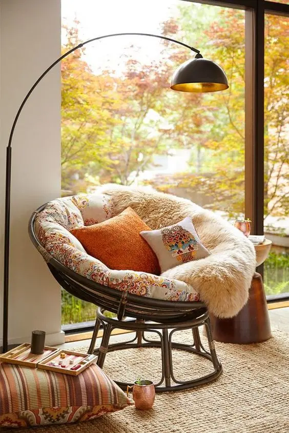 Ánh sáng từ đèn trang trí kết hợp với ánh sáng tự nhiên tạo góc đọc sách đẹp mắt