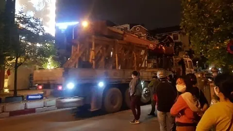 Cẩu tháp được đưa đến trong đêm 22/4 trước sự bất ngờ của các hộ dân