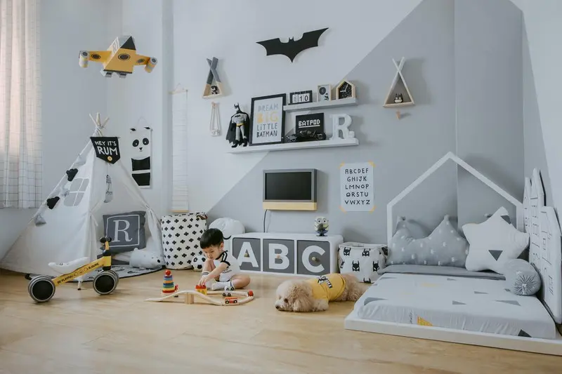 Thiết kế phòng cho con trai với nhiều món đồ trang trí cá tính