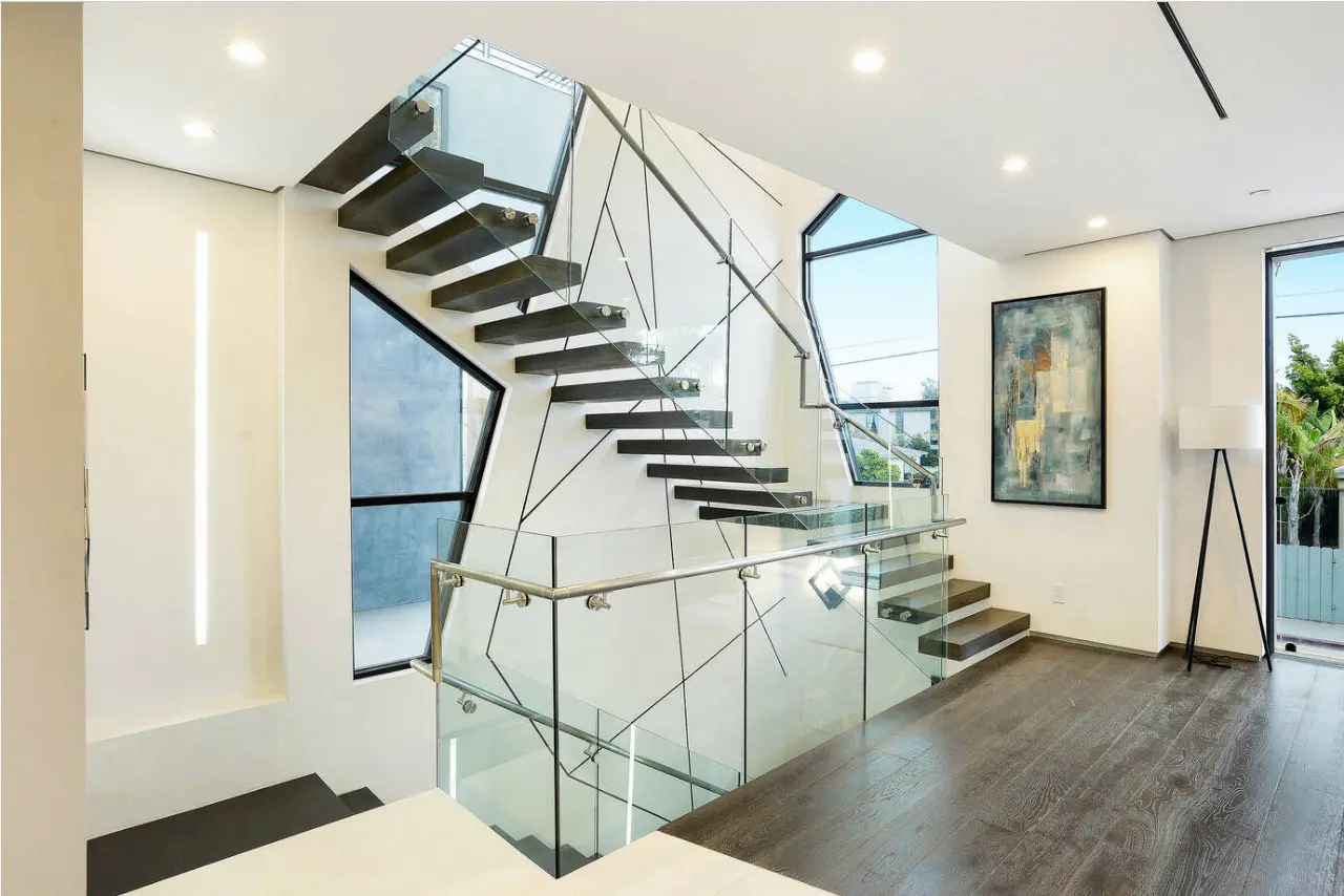 Nên chọn lan can cầu thang bằng gỗ, kính hay inox?