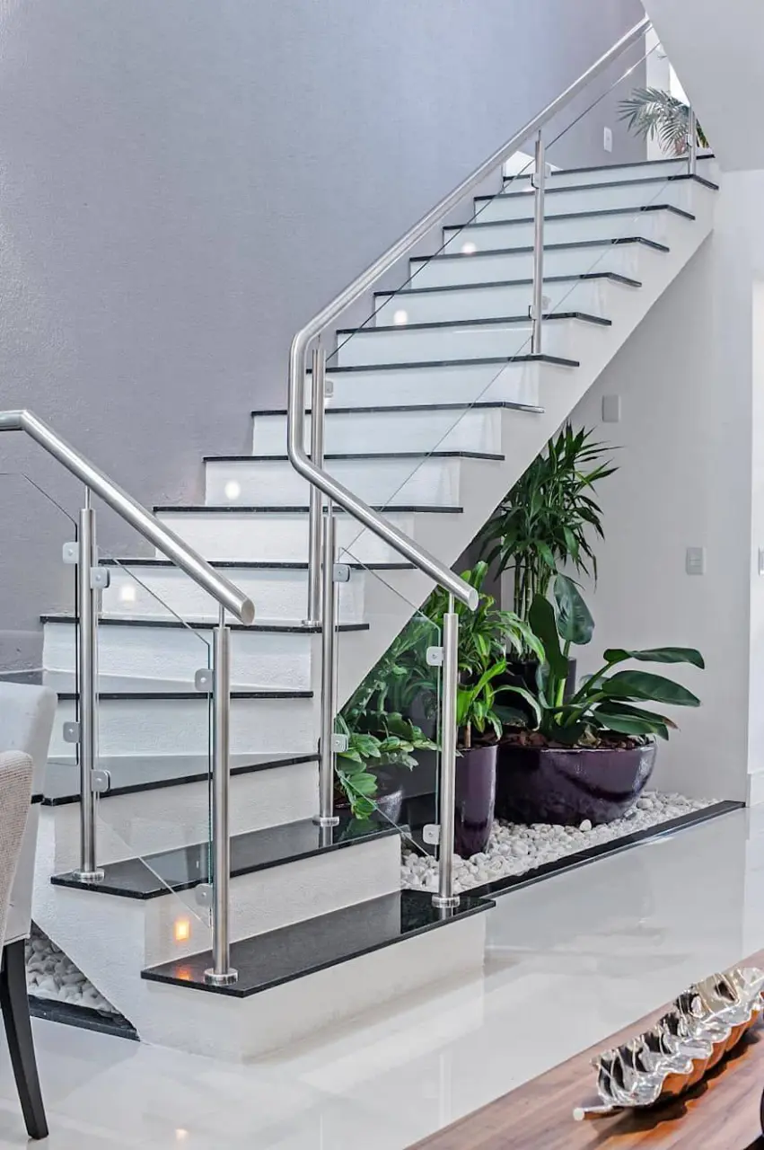 Lan can cầu thang bằng inox sáng bóng, hiện đại