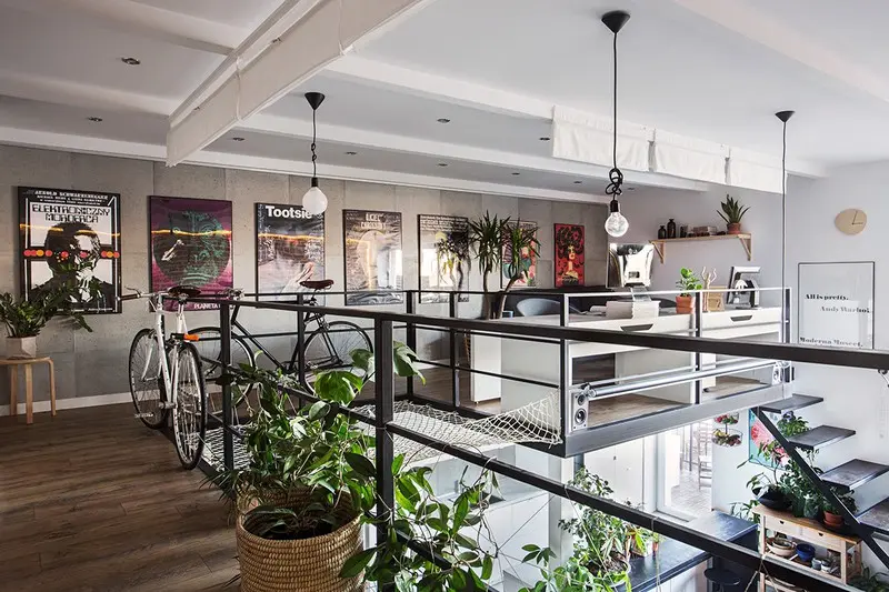 Xe đạp được cất giữ ở tầng lửng để phòng khách gọn gàng