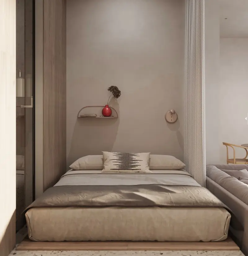 Phòng ngủ nhỏ đặt ngay sau ghế sofa phòng khách. Một tấm màn che đặt ở giữa, đảm bảo sự riêng tư cho chủ nhà.