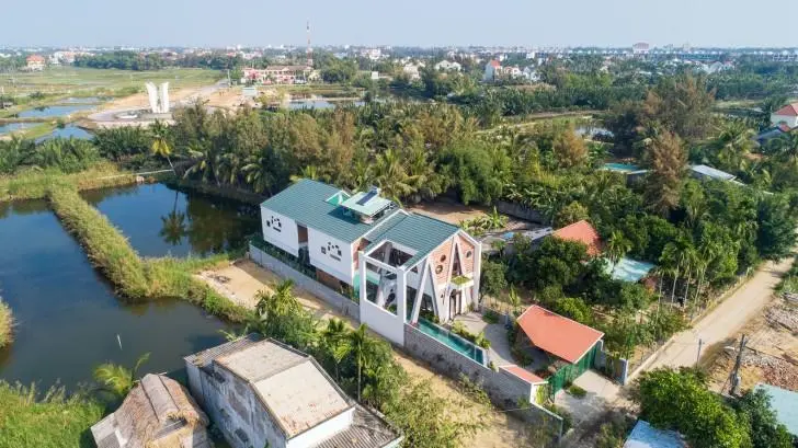 Kiến trúc ngôi nhà theo kiểu 3 gian của nhà cổ Hội An nhưng được phá cách bởi những khu vườn nhỏ