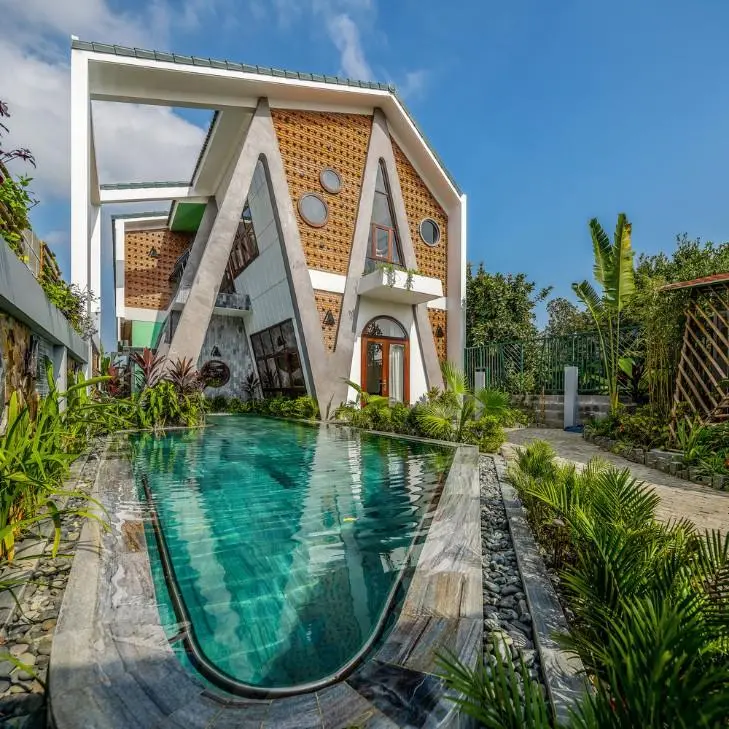 Ngôi nhà có đầy đủ khu vực và phía bên ngoài có cả hồ bơi, vườn