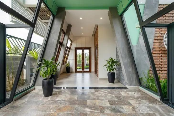 Thế nhưng chính thiết kế này không chỉ tạo ấn tượng về mặt thị giác mà giúp không gian thoáng đãng, tràn đầy ánh sáng tự nhiên và thông gió