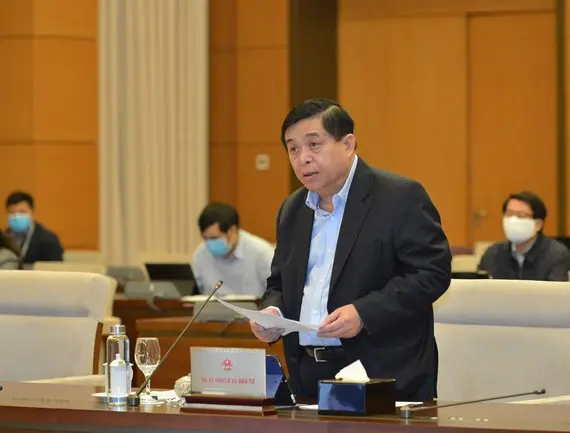 Bộ trưởng Bộ Kế hoạch và Đầu tư Nguyễn Chí Dũng trình bày báo cáo tại phiên họp
