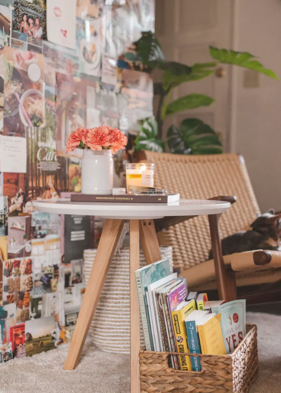 Bức tường được dán tranh, ảnh hay tờ bìa của những tạp chí yêu thích tạo nên sắc màu thật đẹp cho không gian nhỏ