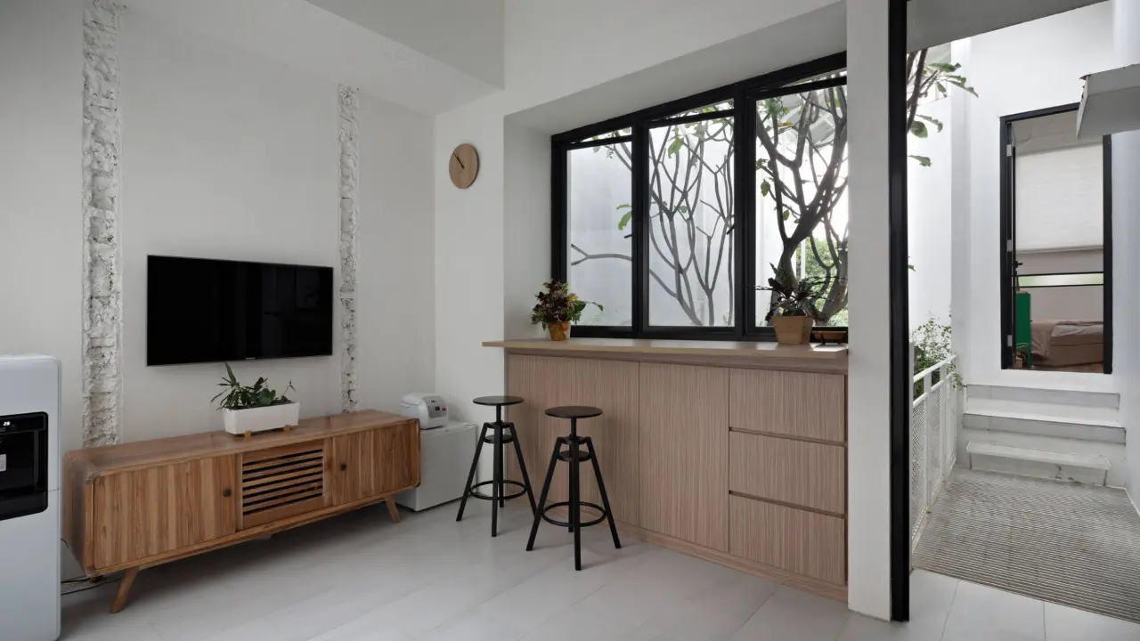 Phong cách thiết kế đơn giản, hiện đại và phóng khoáng được giữ nguyên sau các giai đoạn phát triển của căn nhà