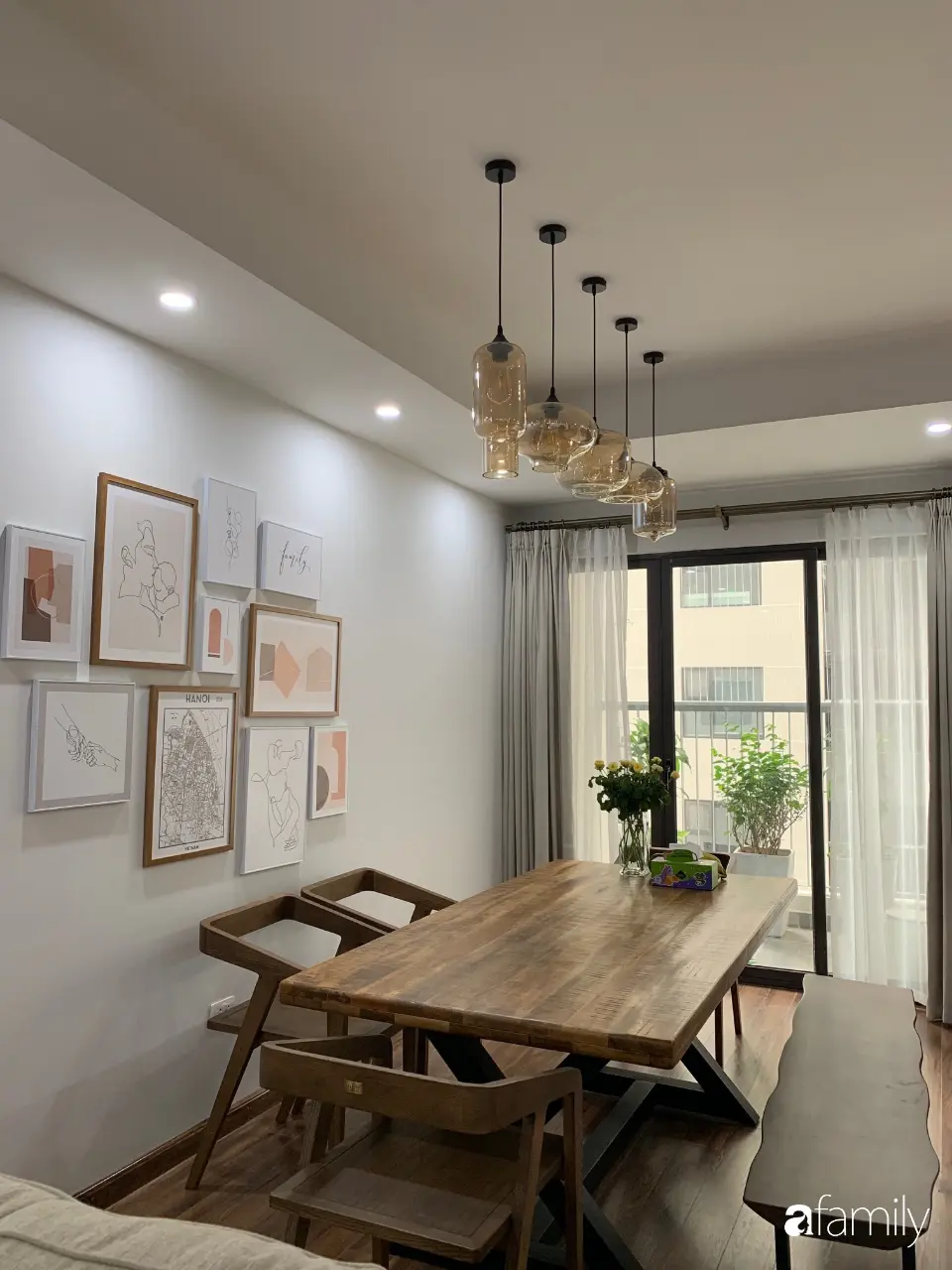 Gần khu vực ban công được vợ chồng chị đặt bộ bàn ăn xinh xắn. Không gian đủ rộng để bố trí bàn cách điệu khá đẹp mắt