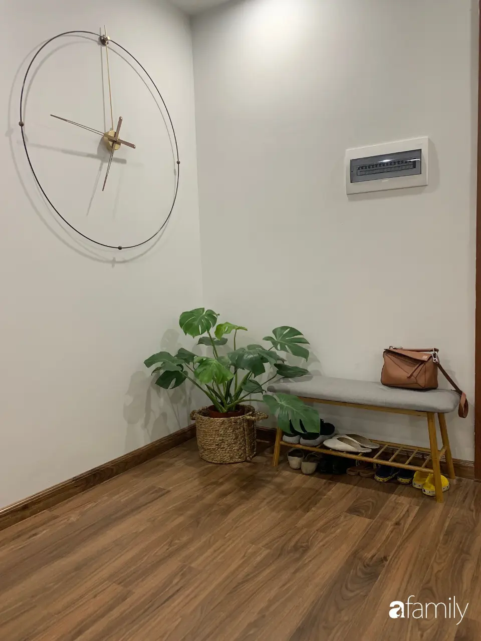 Khu vực lối vào được decor theo phong cách tối giản, có ghế ngồi, nơi đựng giày dép, nơi bố trí cây cối tạo nét xanh tươi, trong lành