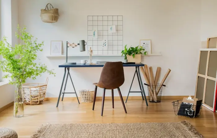 Bàn làm việc được bố trí đơn giản với bàn ghế, đèn chiếu sáng. Gia chủ cũng sắp xếp thêm bình hoa và chậu cây để giúp không gian phòng làm việc thêm sinh động.