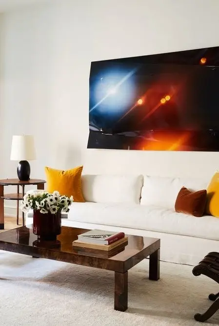 TV màn hình phẳng là nội thất đáng được sử dụng ở trong những phòng khách nhỏ hẹp.