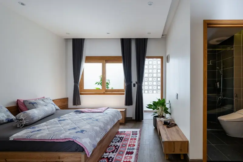 Phòng ngủ được lược bỏ đi các thiết bị hoạt động làm việc tại đây