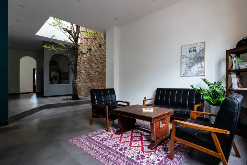 Nội thất cũng được thiết kế một chút truyền thống, thể hiện một phần tính cách của chủ nhà