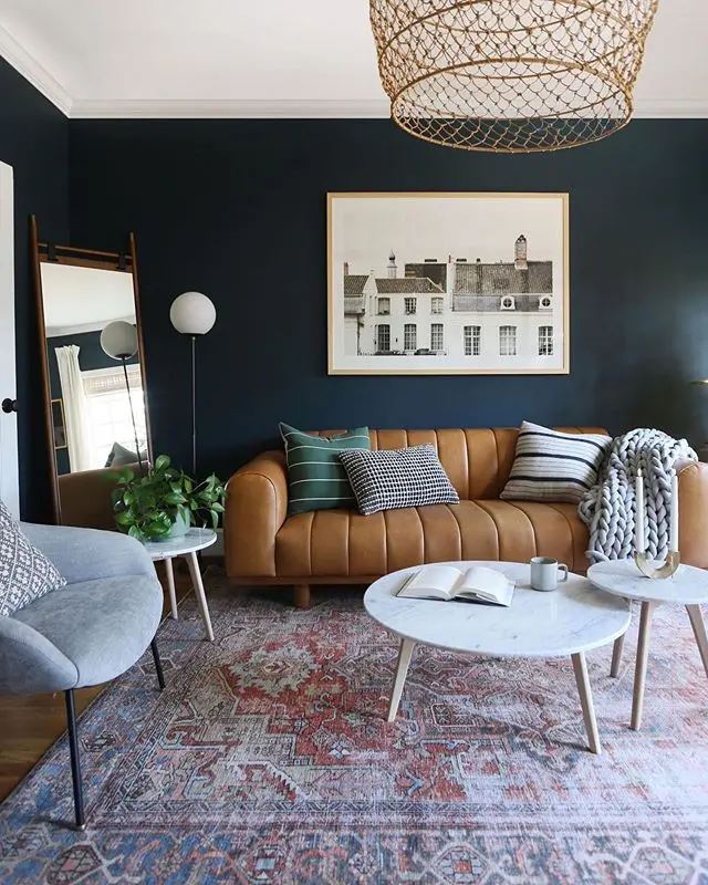 Sofa Texada độc đáo với phần chân gỗ, các lớp da được chia thành những khúc nhỏ
