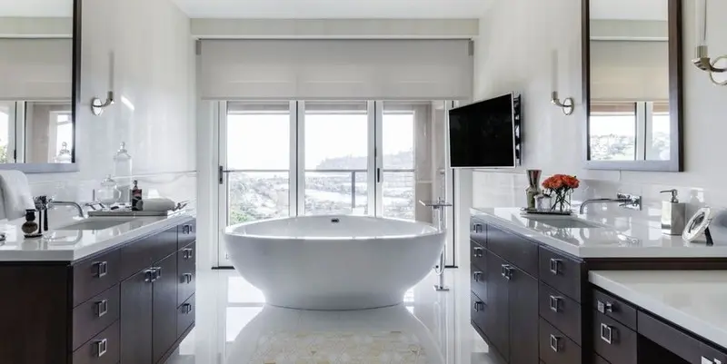 Khi sử dụng những đồ trang trái đậm màu, việc sử dụng bồn tắm trắng cân bằng màu sắc cho căn phòng