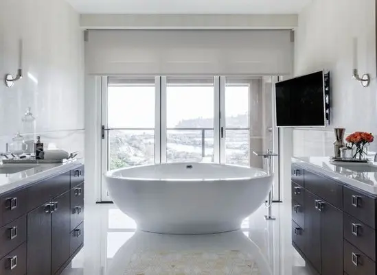 Phòng tắm sang trọng, hiện đại hơn với bồn oval đơn sắc