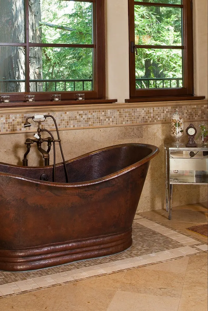 Chiếc bồn màu nâu vừa có sự cổ điển, lại rất sang trọng