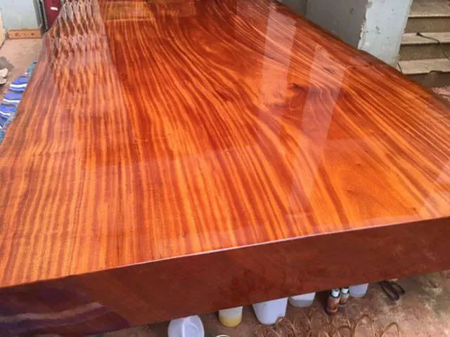 Gỗ lim Nam Phi có những đặc tính ưu việt của gỗ nhóm A: cứng chắc, vân gỗ dạng xoắn rất đẹp, không bị cong vênh, nứt nẻ, biến dạng do thời tiết mà giá thành lại vô cùng hợp lý