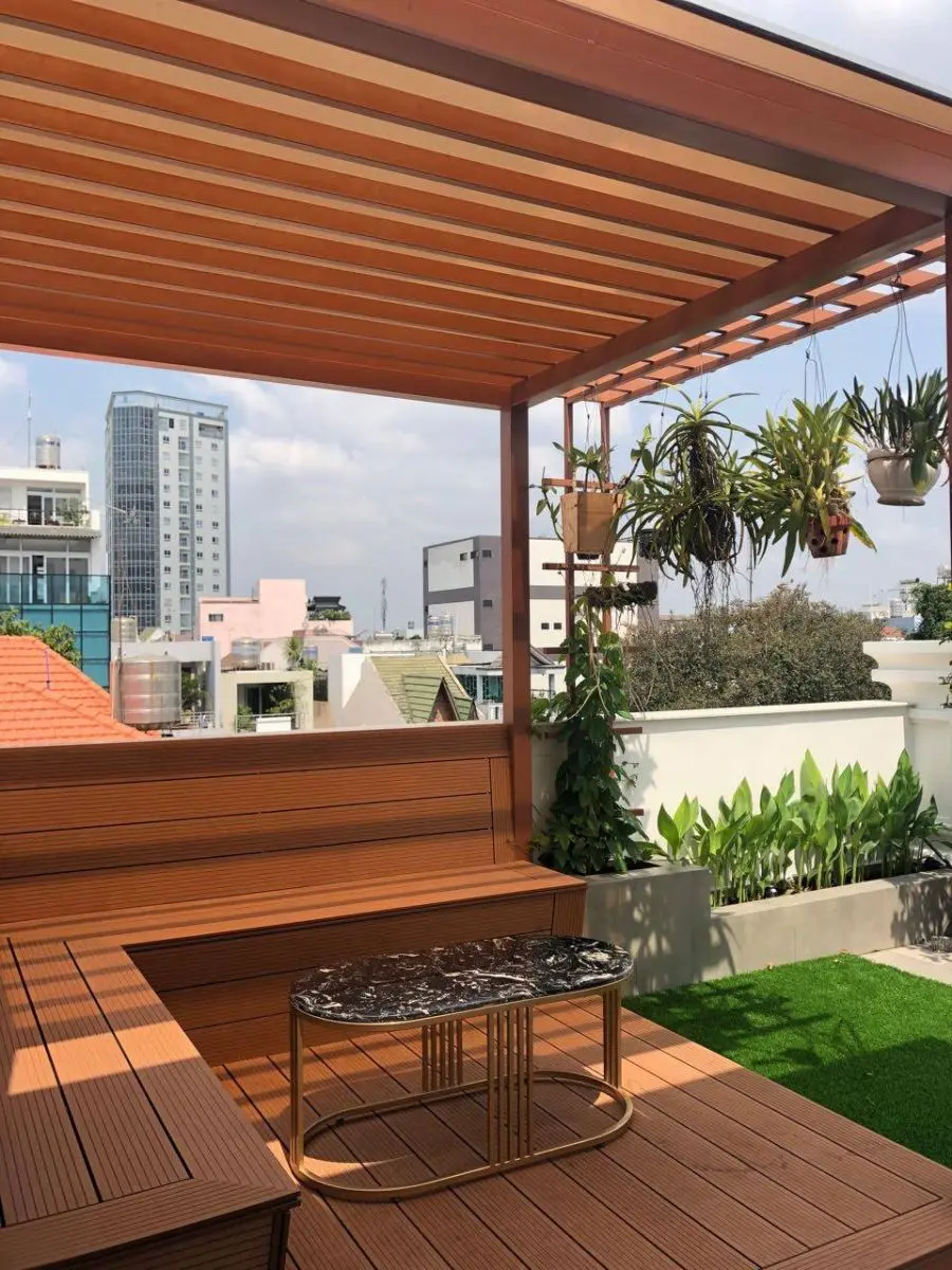 Mái che pergola kết hợp cùng bộ bàn ghế cùng màu trên sân thượng trở thành không gian thư giãn lý tưởng và tuyệt vời cho bạn vào dịp cuối tuầ