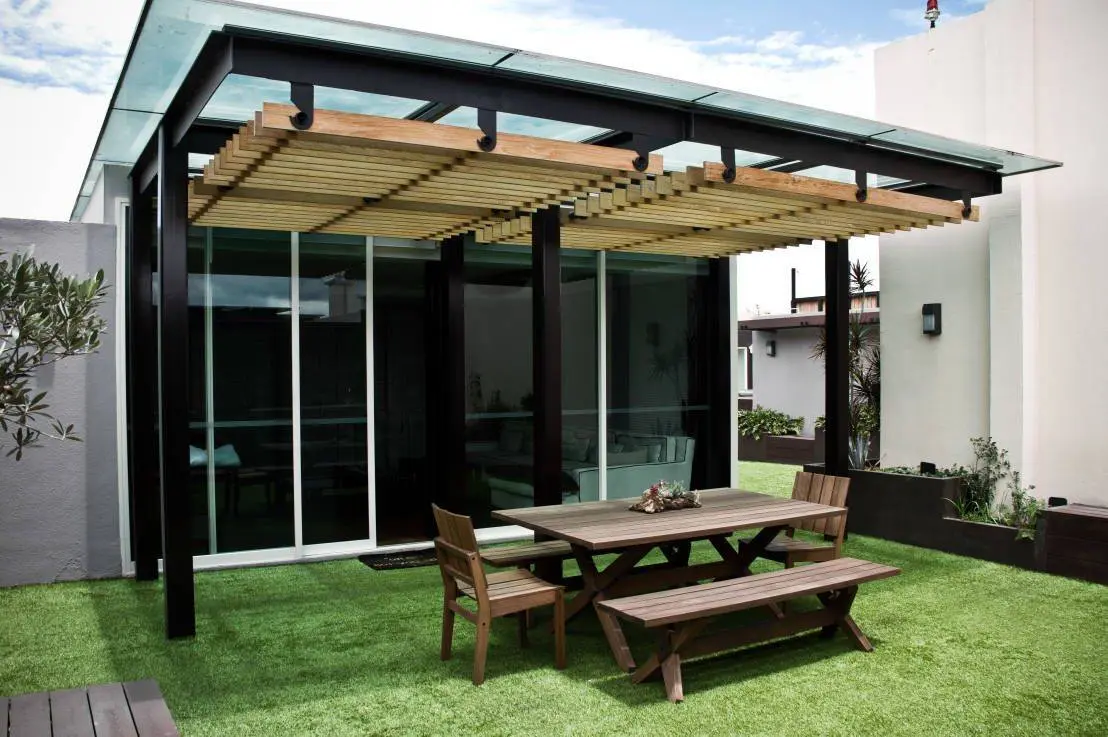 Một thiết kế mái gỗ kết hợp kính cường lực được thiết kế trên sân thượng của ngôi nhà hiện đại