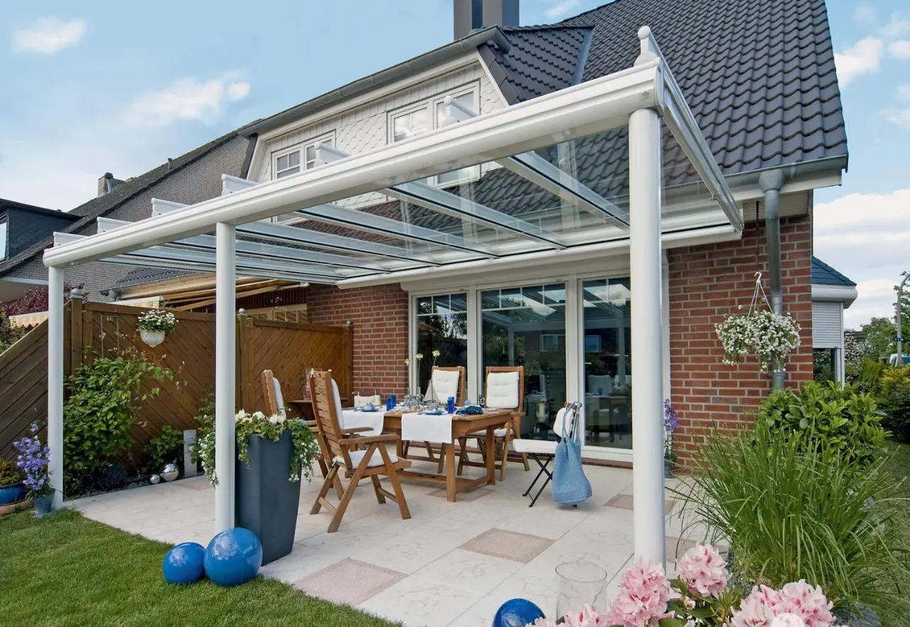 Với kính cường lực, bạn có thể giảm bớt các thanh ngang của pergola