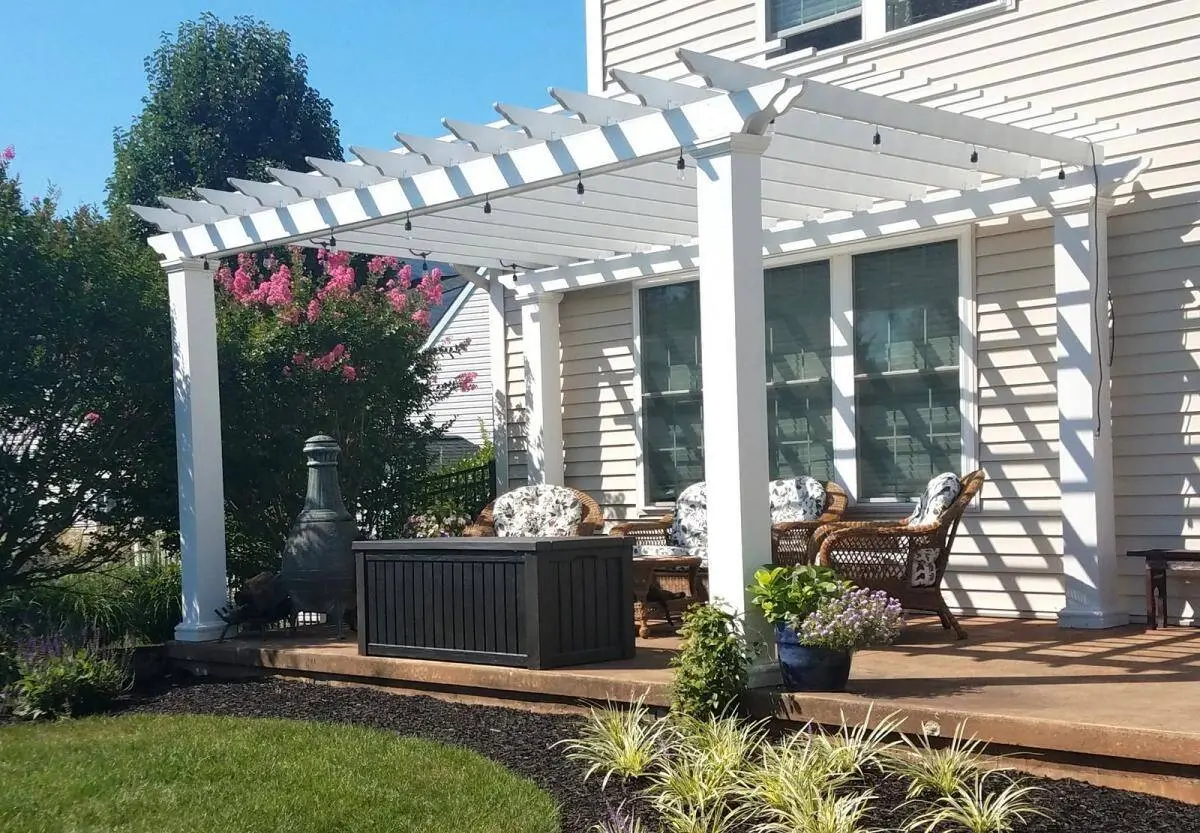 Một mái hiên rộng với thiết kế mái che pergola cũng là lựa chọn rất thú vị để tạo nên một không gian uống trà chiều