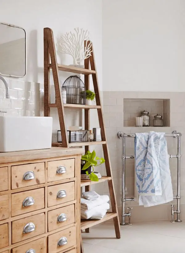 Chiếc thang chữ V kích cỡ lớn này được tận dụng làm giá trang trí đồ vật như san hô, lồng chim, cây xanh… Dĩ nhiên, để có được điều này, các đế thanh ngang của thang phải là bảng rộng.