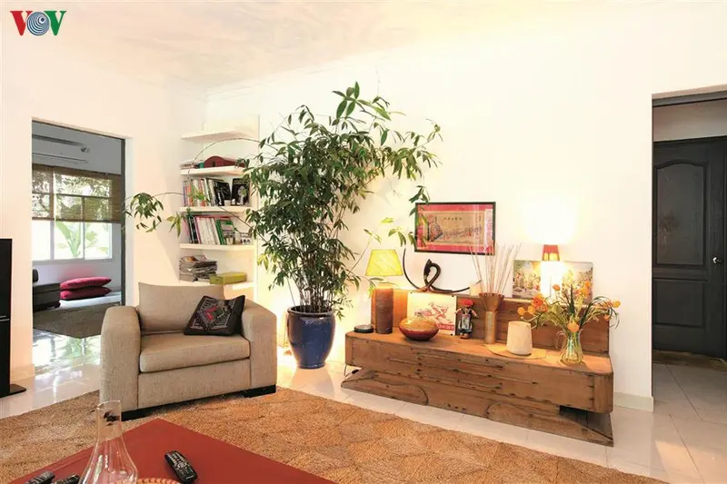 Kiến trúc của công trình mang dáng vẻ hiện đại, còn nội thất được chủ nhân đầu tư thiết kế và trang trí theo phong cách nhiệt đới.
