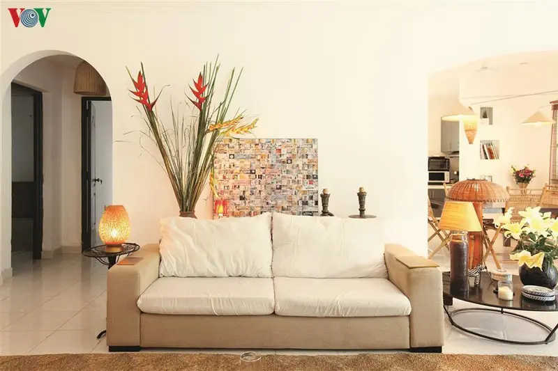 Sofa bọc vải, chiếc đèn chụp tre, lọ hoa… giản dị nhưng quyến rũ.