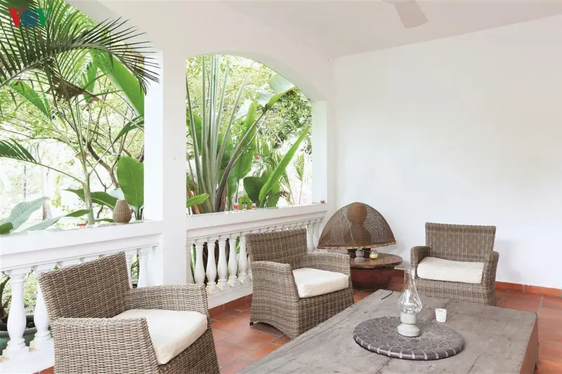 Khoảng hiên kế bên không gian xanh của khu vườn. Sự sắp xếp trang trí khéo léo tạo nên sự thân thiện và hiếu khách.