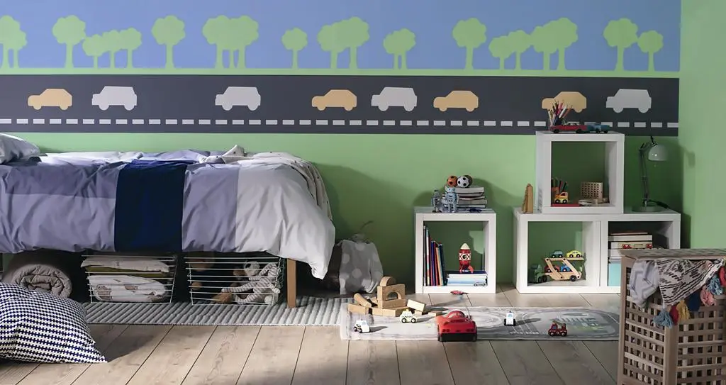 Con trai có đam mê kì lạ với ô-tô, vì thế được sở hữu một đại lộ đầy ô-tô chạy dọc hàng cây xanh mát ngay trong phòng ngủ sẽ mang lại niềm vui bất tận cho các cậu bé.