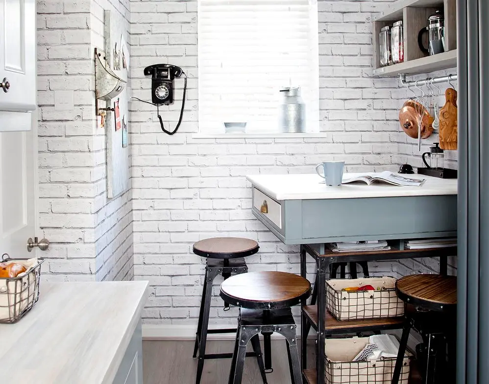 Tận dụng đảo bếp như một chiếc bàn: Đảo bếp có vẻ là ý tưởng tệ đối với bếp có diện tích nhỏ. Tuy nhiên, trong phòng bếp dài và hẹp, đảo bếp là cách hoàn hảo để tăng thêm không gian lưu trữ và không gian bề mặt. Thiết kế đảo bếp như trong hình với phần phía dưới vừa có thể để cất đồ dùng và thực phẩm, vừa tạo khoảng trống không gian. Ngoài ra, đảo bếp này còn là bàn ăn, nơi chế biến nguyên liệu, làm bánh, thậm chí là đọc sách. Ảnh: Lizzie Orme.