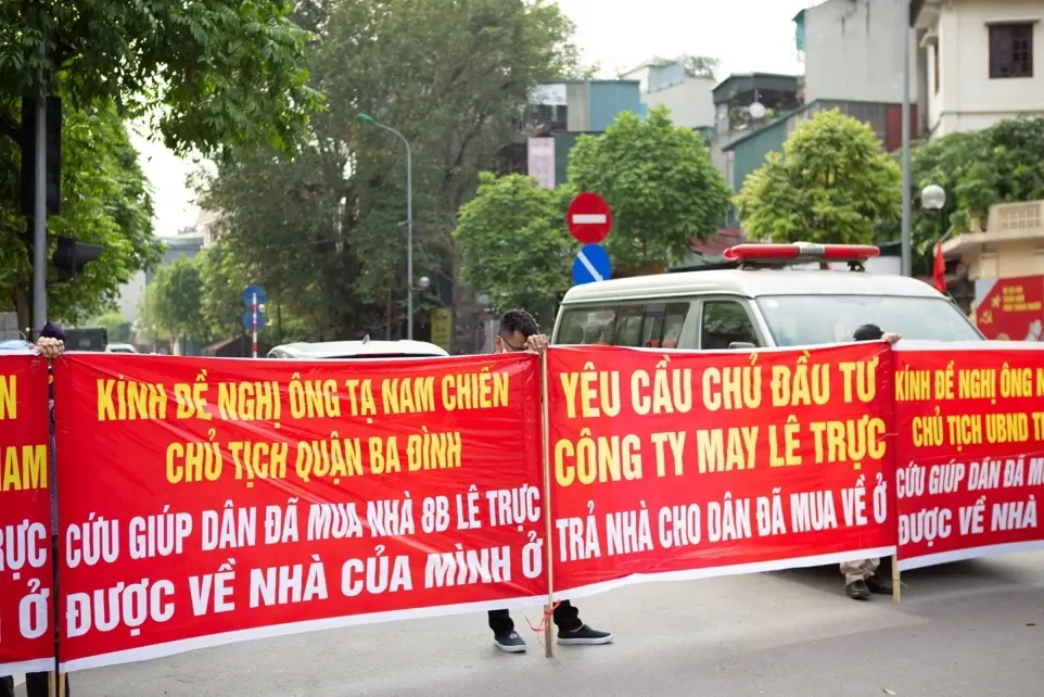Hàng loạt băng rôn, khẩu hiệu với nội dung kêu cứu của các khách hàng mua nhà lại được trưng lên trước cửa dự án 8B Lê Trực