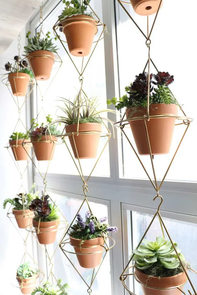 Với những người yêu thiên nhiên, cách decor khéo léo với khung kim loại để vừa giữ được chậu cây vừa giúp không gian thêm ấn tượng nhờ điểm nhấn từ cây xanh