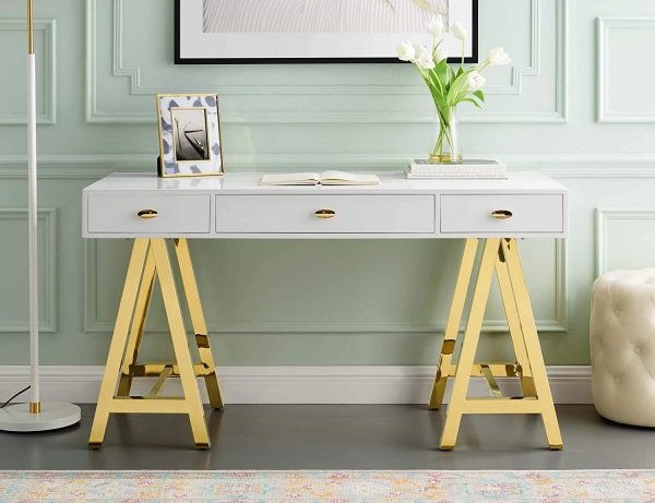 Những chiếc bàn làm việc màu trắng làm sáng không gian