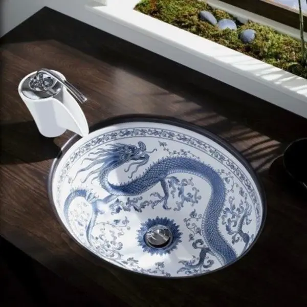 Họa tiết bằng rồng, in trên bồn sứ thể hiện gu thẫm mỹ độc đáo cho người sở hữu