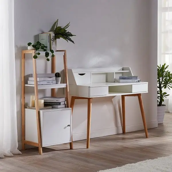 Bàn đi kèm với giá sách tạo thành bộ đôi tone sur tone trong phòng