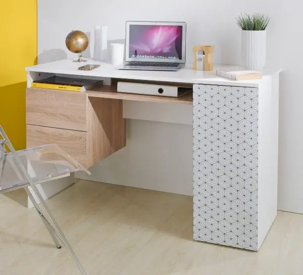Bàn màu trắng kết hợp với kệ gỗ veneer đáp ứng cả nhu cầu làm việc và lưu trữ hồ sơ