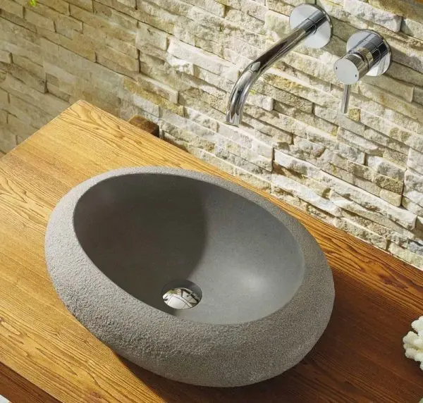Vẻ bề ngoài thô ráp đối lập với mặt trong nhắn bóng, tạo nên một chiếc bồn rửa ấn tượng