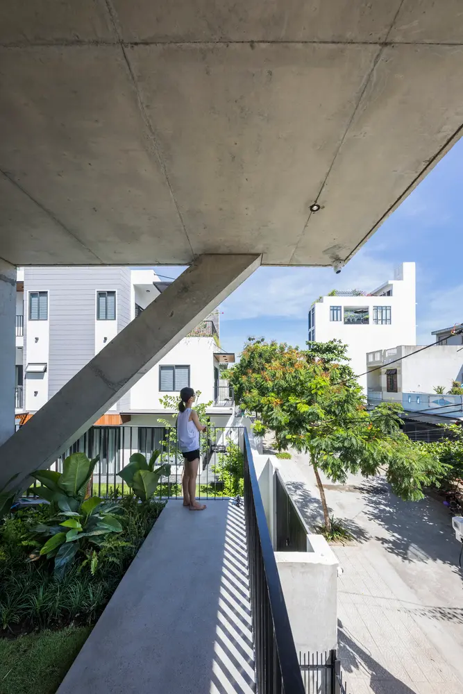 The-concrete-house-thoat-ra-khoi-kich-ban-nha-o-do-thi-nham-chan-4