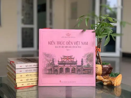Ra mắt sách về đình, đền, nhà thờ Công giáo và khai mạc phòng triển lãm tranh di sản