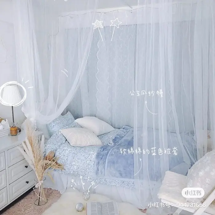 Với sự kết hợp giữa màu xanh và trắng đơn giản trong phòng ngủ, bạn sẽ cảm thấy đầy thư thái - như thể đang ở trên một nơi nghỉ dưỡng nào đó vậy. Đừng quên thêm những phụ kiện xinh xắn để căn phòng thêm đẹp nhé!