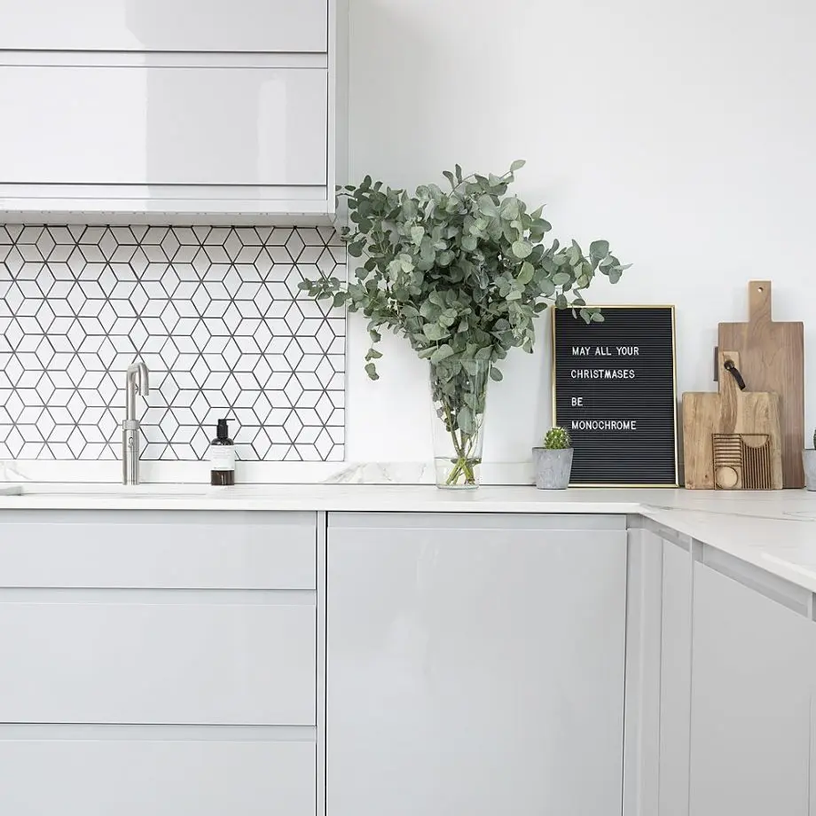 Cất mọi đồ dùng gọn gàng trong tủ bếp: Những dụng cụ, gia vị, nồi niêu xoong chảo không cần thiết bạn có thể cất hết trong tủ, để mặt bếp thoáng và không bị rối mắt. Tuy nhiên, bạn vẫn có thể bày biện một vài vật dụng hoặc đồ trang trí ưa thích để căn phòng đỡ trống trải và có điểm nhấn riêng. Ảnh: Ti-Media.com.