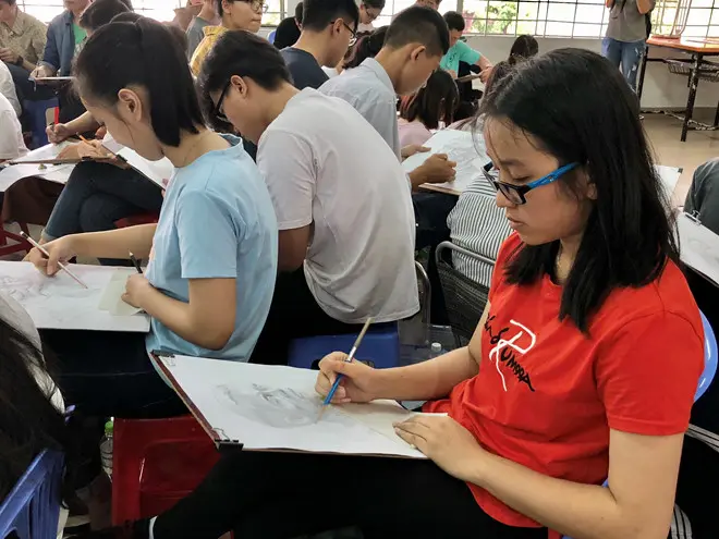 Thí sinh tham dự kỳ thi vẽ tại một trường ĐH