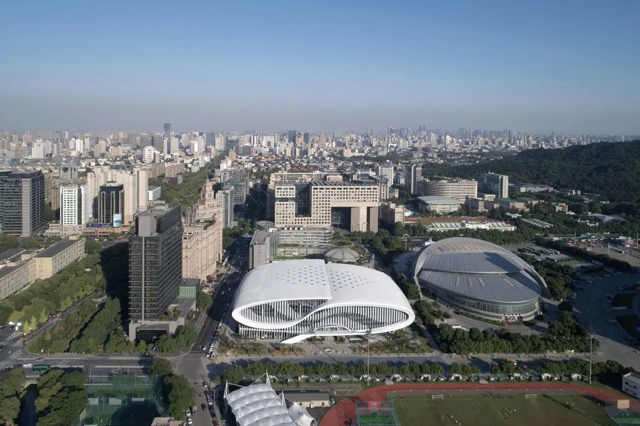 Hình dạng lượn sóng tự nhiên của trung tâm thể thao dưới nước này gợi ý cho chúng ta liên tưởng tới những con sóng trong hồ bơi.
