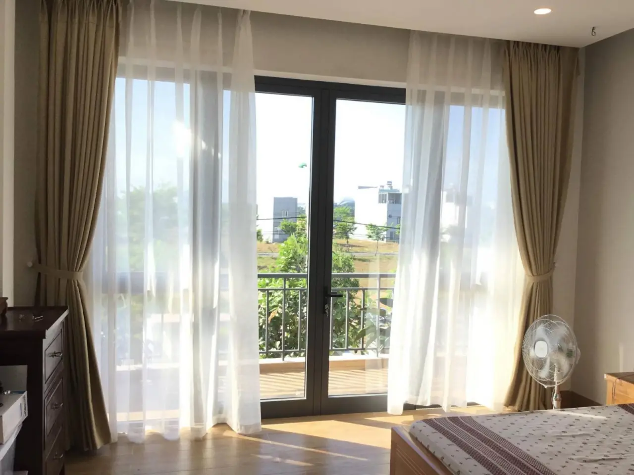 Phòng ngủ với rèm cửa sáng màu sẽ giúp gia chủ có cảm giác khoan khoái mỗi sáng thức dậy