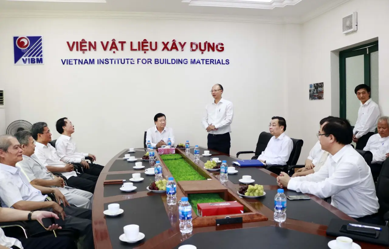Cũng trong khuôn khổ buổi làm việc, Viện trưởng Lê Trung Thành đã giới thiệu với Phó Thủ tướng Trịnh Đình Dũng, Bộ trưởng Phạm Hồng Hà, Bộ trưởng Chu Ngọc Anh về lịch sử hình thành, phát triển cũng như những thành tựu nổi bật của Viện Vật liệu xây dựng đạt được trong 50 năm qua