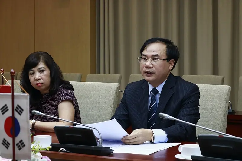 Thứ trưởng Nguyễn Văn Sinh chủ trì cuộc làm việc với ông Cho Han-Deog - Giám đốc Văn phòng KOICA tại Việt Nam (Ảnh: Hữu Mạnh)